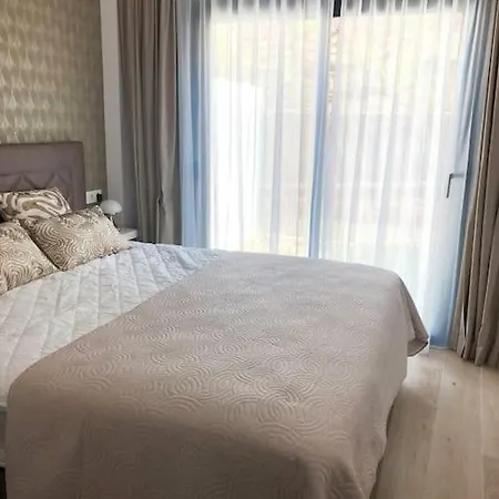 One80 In إِستيبونا